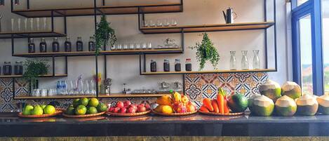 Se sirven desayunos, almuerzos, cenas y cocina local e internacional