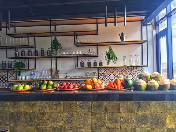 Se sirven desayunos, almuerzos y cenas; cocina local e internacional