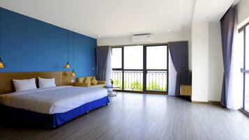 Twin Studio | Desk, soundproofing, rollaway beds, free WiFi