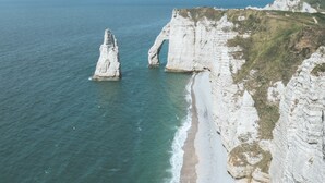 Un paysage côtier avec de hautes falaises blanches et une plage.