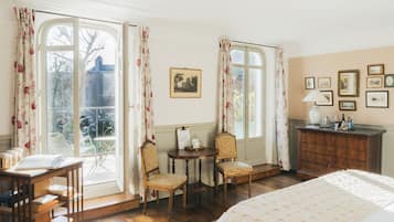 Chambre Double (Lipa Rose) | 1 chambre, décoration personnalisée, ameublement personnalisé, bureau