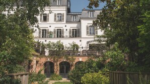 Un grand immeuble à plusieurs étages, doté d’une façade en briques et de nombreuses fenêtres.