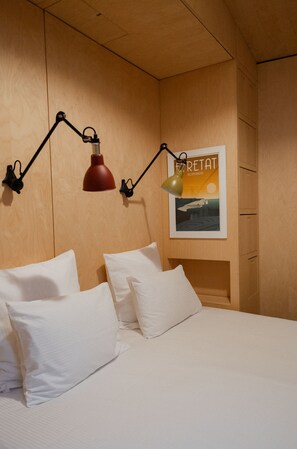 Cabin | Trang trí khác biệt, trang bị nội thất với thiết kế riêng biệt, bàn 