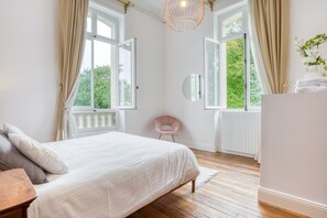 Premium bedding, pillow-top beds, individually decorated - Château Côte de Nacre (Ver-sur-Mer)