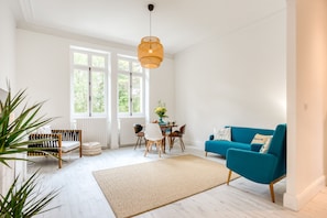 Appartement Familial, 2 chambres, accès piscine, vue jardin | Coin séjour | Télévision à écran plat de 32 pouces avec chaînes par satellite