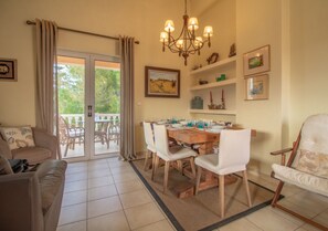 Appartamento, 2 camere da letto | Area soggiorno | TV a schermo piatto