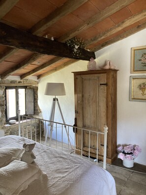 Individuell dekoriert, Schreibtisch, Bügeleisen/Bügelbrett, Bettwäsche