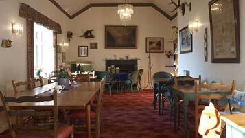 Free daily English breakfast