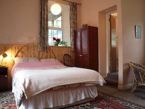Deluxe Double Room | Individually decorated, individually furnished, blackout curtains - Ross House Equestrian Holidays (Ross)