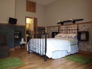 Individually decorated, individually furnished, blackout drapes - Ross House Equestrian Holidays (Ross)