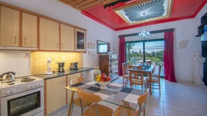 Villa, 3 habitaciones | Cocina privada | Cafetera y tetera, refrigerador, horno y parrilla de estufa 