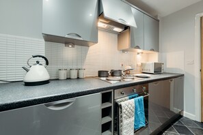 Apartment, 1 Bedroom, Balcony | Private kitchenette | Full-size fridge, microwave, oven, stovetop - Sheffield Modern Apartments (Sheffield)