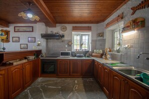 House, 2 Bedrooms | Private kitchen