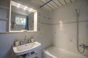 House, 2 Bedrooms | Bathroom