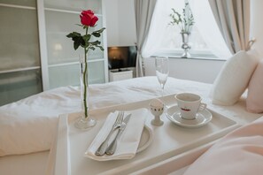 Egyptian cotton sheets, premium bedding, in-room safe, desk
