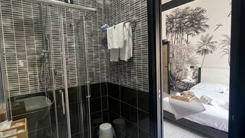 Superior-Doppelzimmer | Badezimmer | Dusche, Regendusche, Haartrockner, Hausschuhe