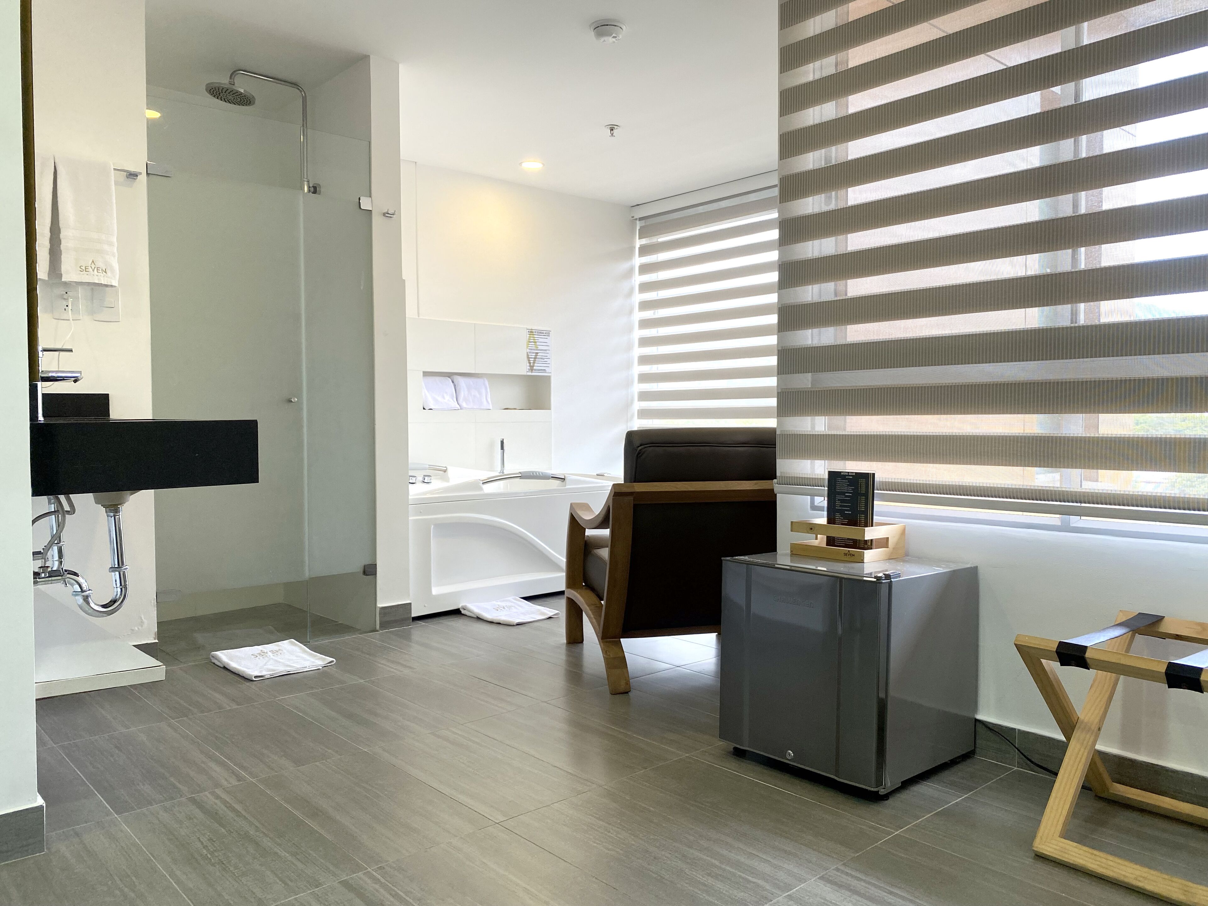 deluxe studio suite | bathroom | shower, rainfall showerhead, free toiletries, hair dryer