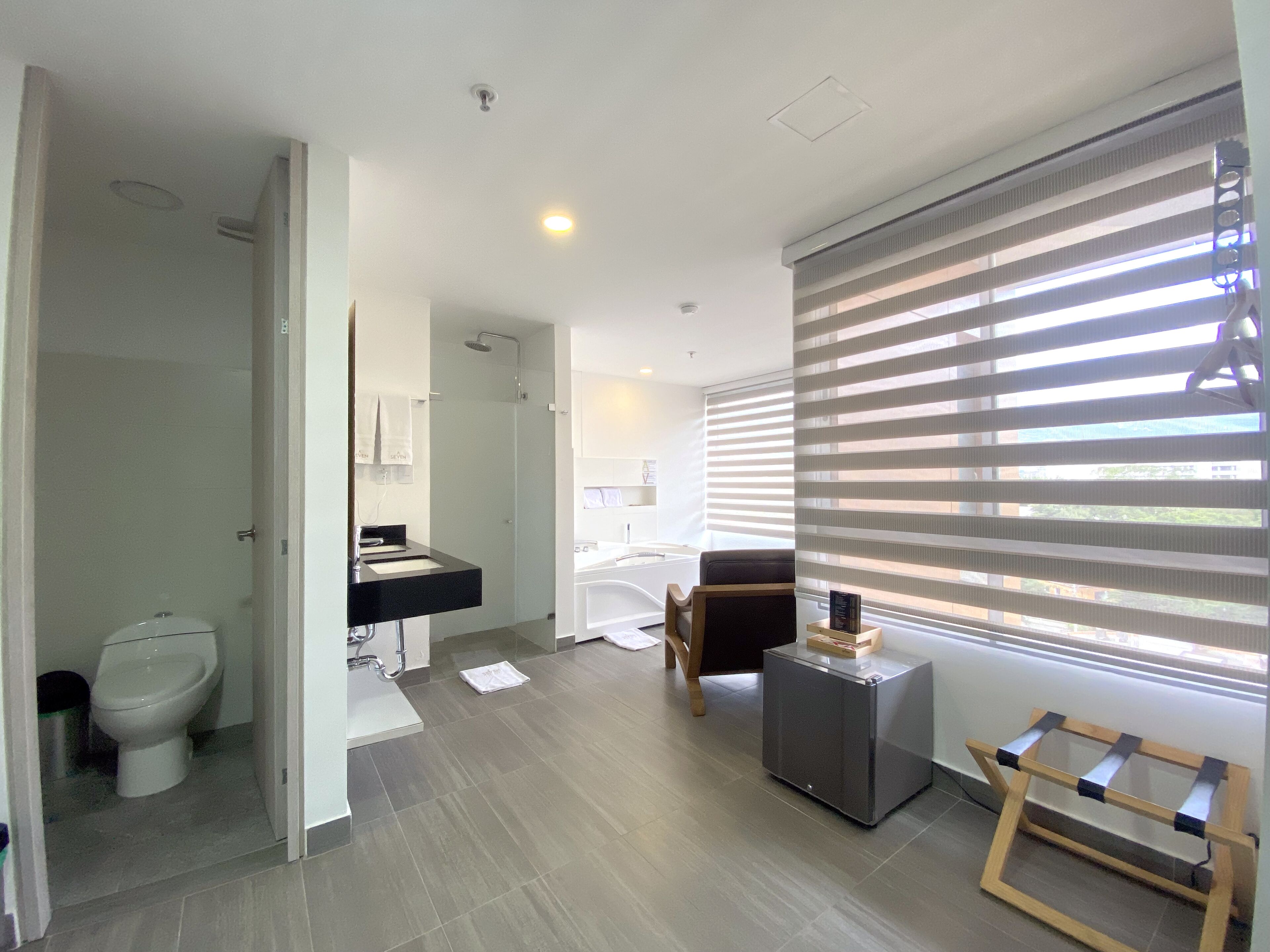 deluxe studio suite | bathroom | shower, rainfall showerhead, free toiletries, hair dryer
