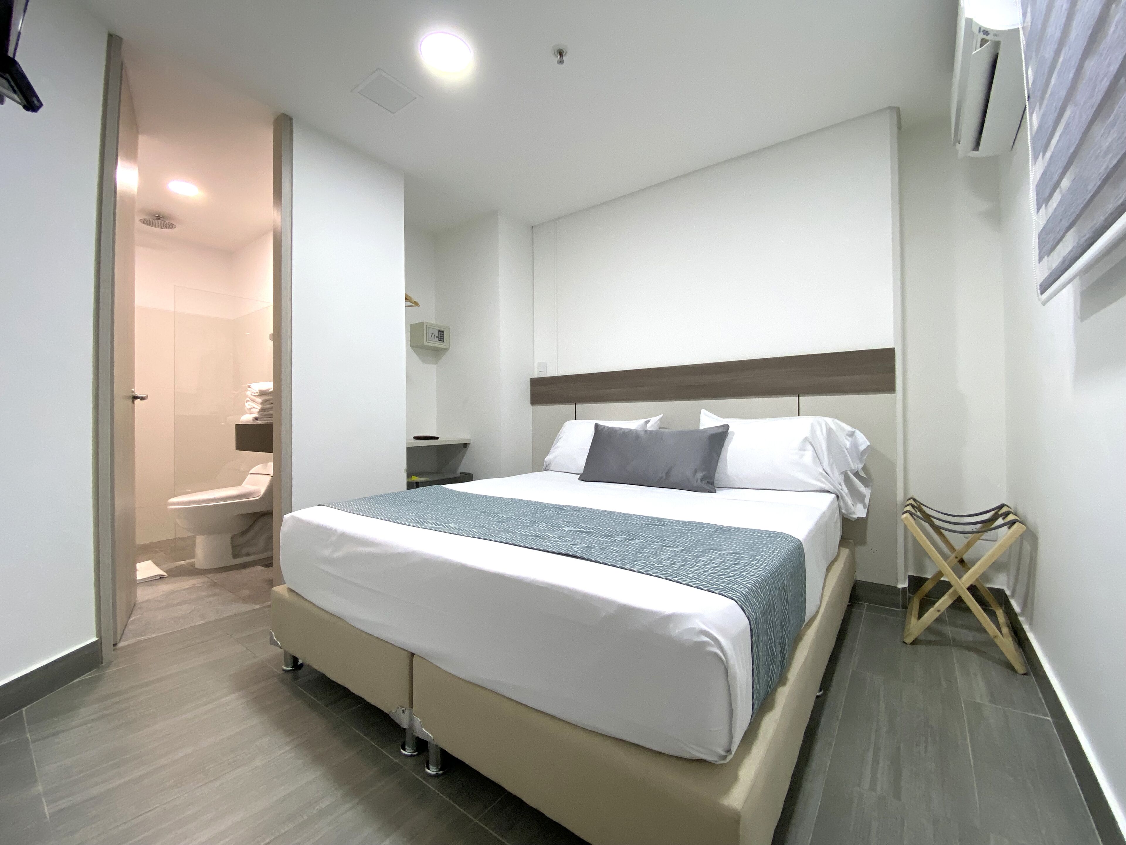 家庭房 | 浴室 | 淋浴设施、大花洒淋浴喷头、免费洗浴用品、吹风机