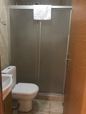 Douche, articles de toilette gratuits, sèche-cheveux, chaussons