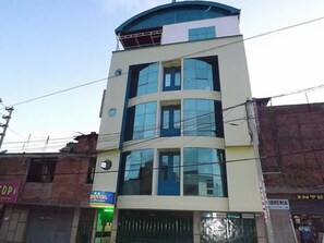Front of property - Hostal El Parque (Huancayo)