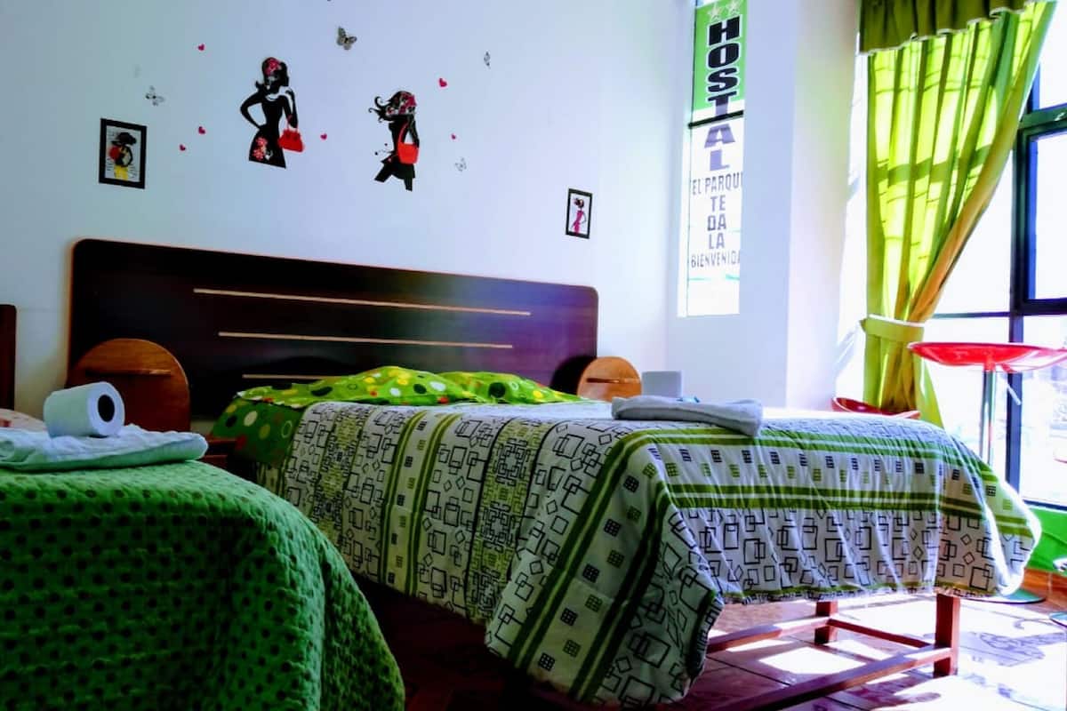 Tabla de planchar con plancha, wifi gratis y ropa de cama