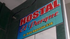 A sign for Hostal El Parque with an arrow pointing to the right. - Hostal El Parque (Huancayo)