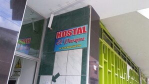 A sign for a hostel named "HOSTAL El Parque" located at Jr. San Agustin 518. - Hostal El Parque (Huancayo)
