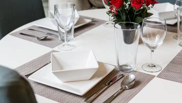 Appartement, 2 slaapkamers | Dineren in de kamer