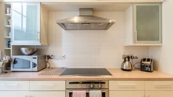 Appartement, 2 slaapkamers | Privékeuken | Een koelkast/vriezer, een magnetron, een oven, een kookplaat