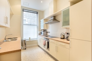 Apartment, 2 Bedrooms | Private kitchen | Full-size fridge, microwave, oven, stovetop - SCSE Modern Apartment (Edinburgh)