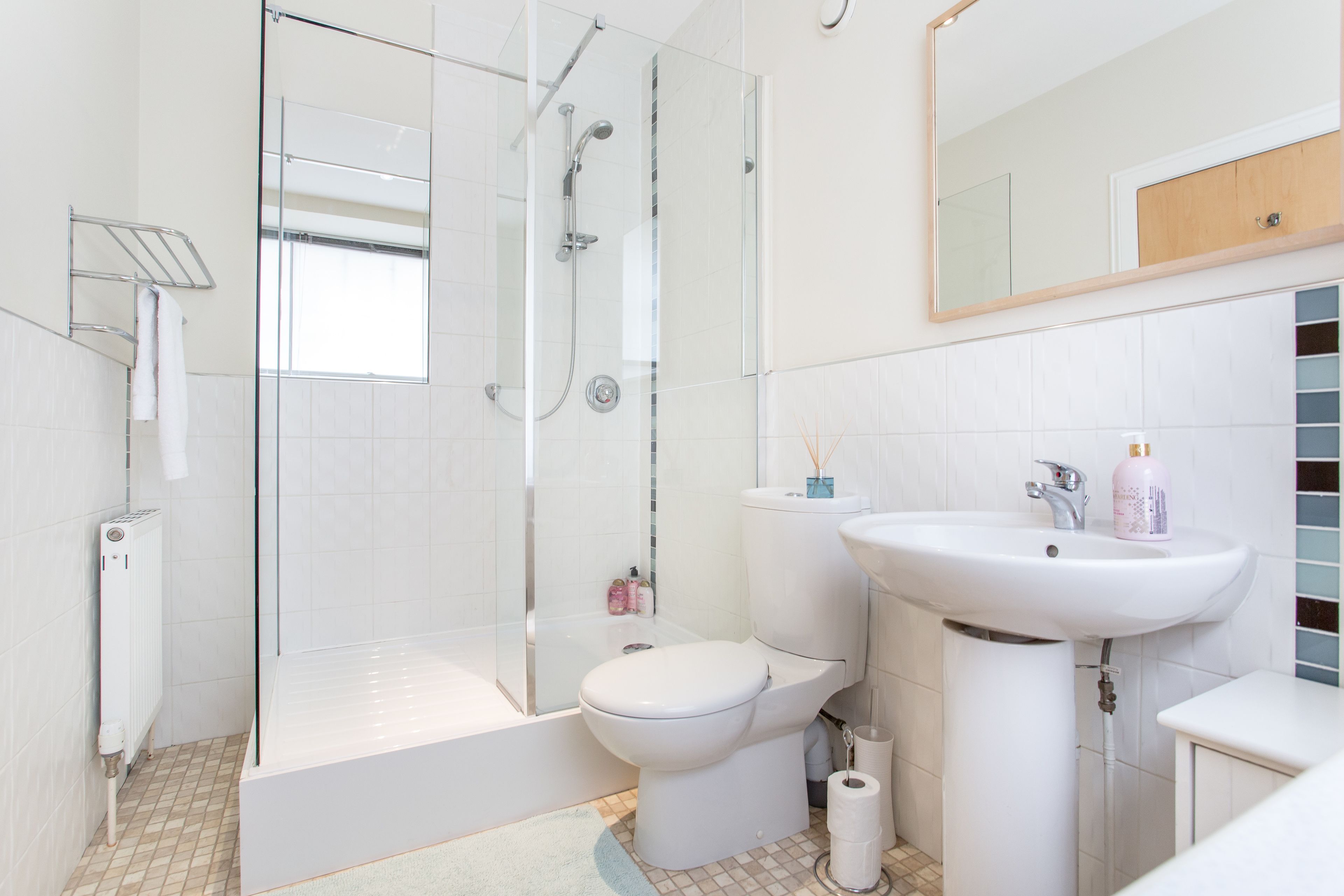 Apartment, 2 Bedrooms | Bathroom | Combined shower/bathtub, towels
