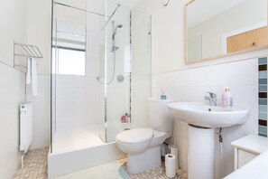 Appartement, 2 chambres | Salle de bain | Ensemble douche/baignoire, serviettes fournies