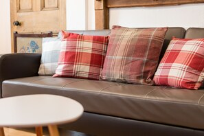 Basic Apartment | Living room | Flat-screen TV - JSE Modern Apartment (Edinburgh)