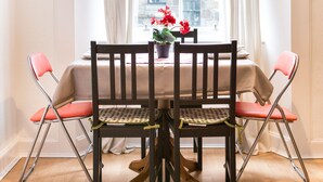 Appartement de base | Repas dans la chambre