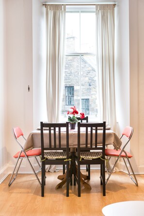 Basic Apartment | In-room dining