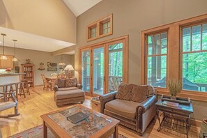 TV - Makars Rest-Mtn Townhome, Gated Resort, Indoor/Outdoor Pool & Hot Tub, Fireplace (Boone)