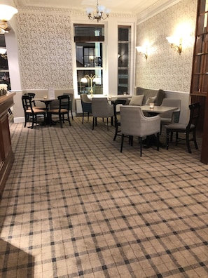 2 bars/lounges