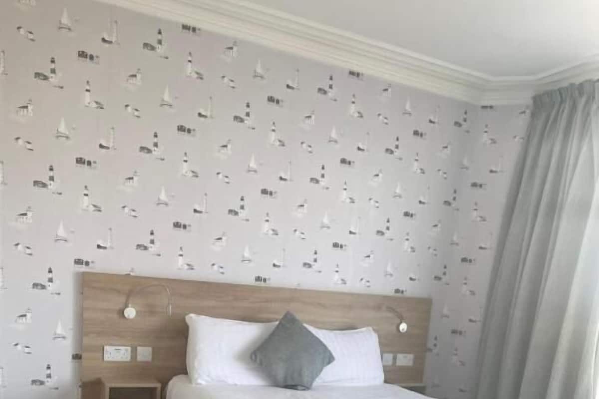 Deluxe Double Room, Sea View | 1 bedroom, individually decorated, individually furnished, desk