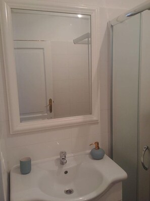 Apartment, 1 Schlafzimmer | Badezimmer | Dusche, Handtücher, Seife, Toilettenpapier