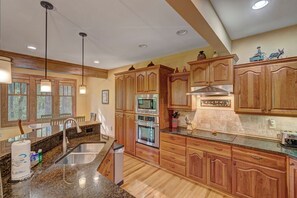 غسالة أطباق، ماكينة لصنع القهوة/الشاي، مستلزمات طهي/أطباق/أوعية