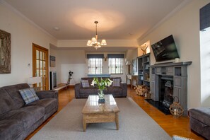4 Bedroom Holiday Home | Living area | TV - Seaview (Nairn)