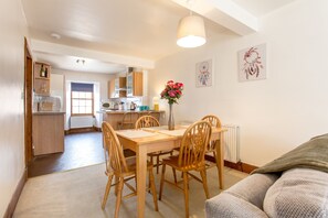 In-room dining - TSE Modern Apartments (Edinburgh)