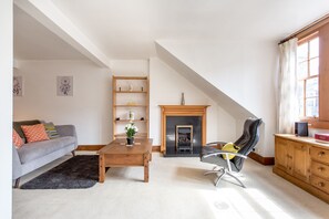 Flat-screen TV - TSE Modern Apartments (Edinburgh)