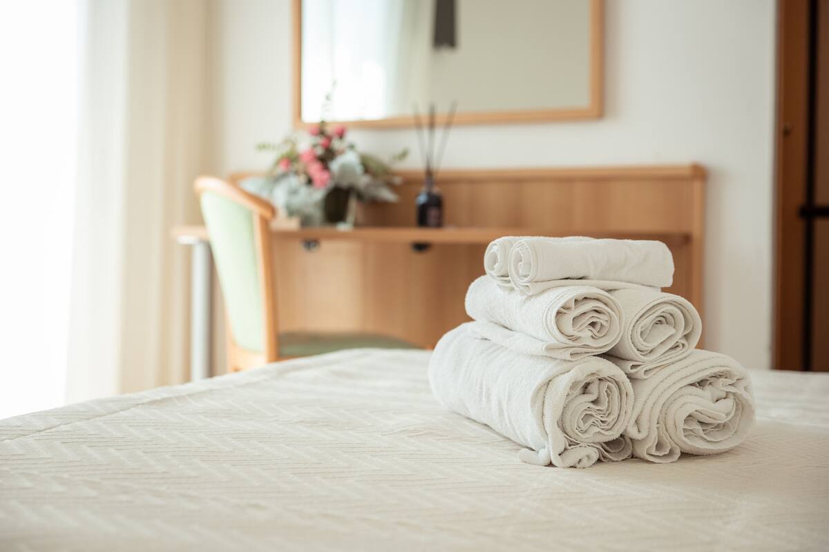 Roupas de cama premium, camas com colchões pillow-top, frigobar