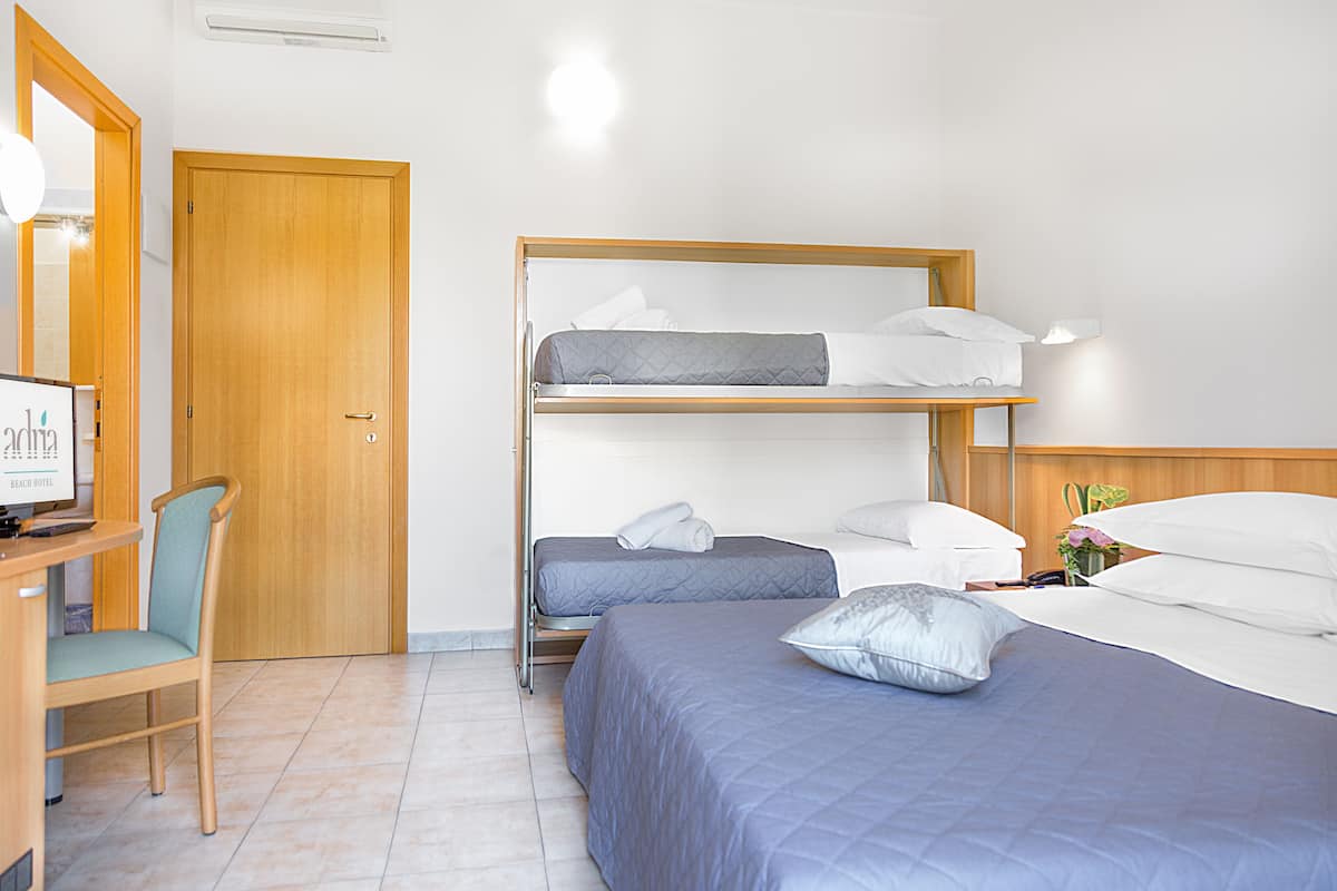 Quarto quádruplo conforto | Roupas de cama premium, camas com colchões pillow-top, frigobar