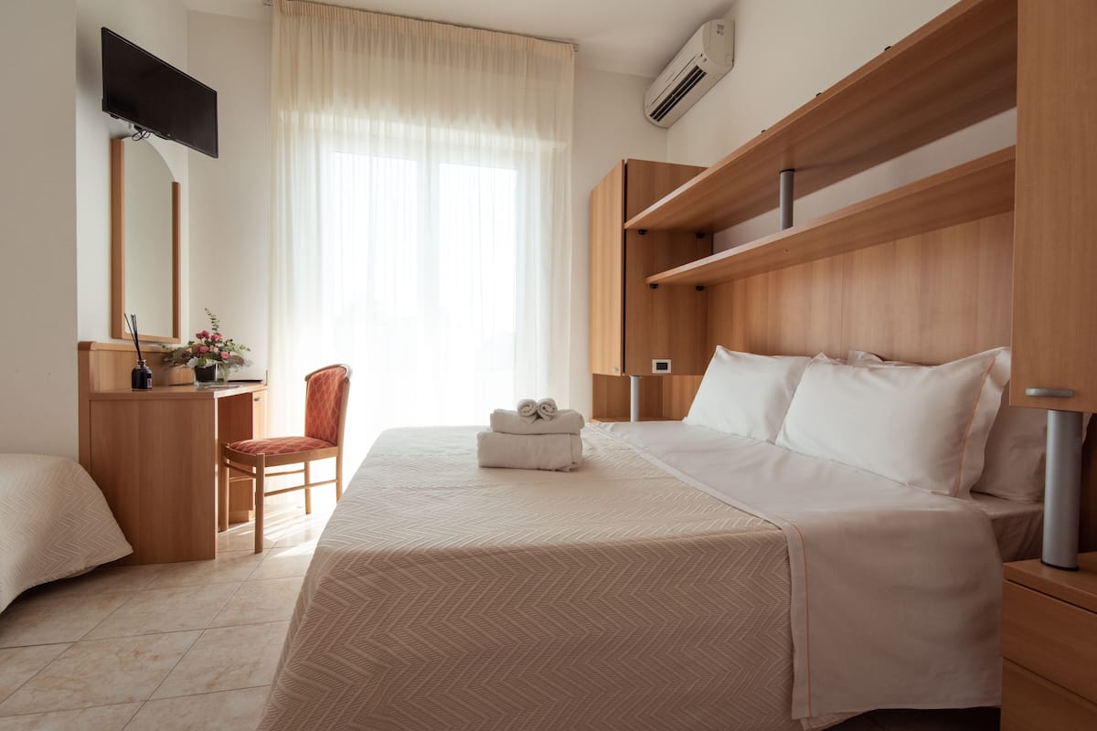 Quarto triplo conforto | Roupas de cama premium, camas com colchões pillow-top, frigobar
