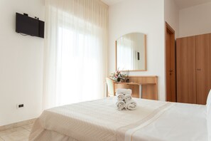 Sengetøy av topp kvalitet, senger med overmadrass og minibar