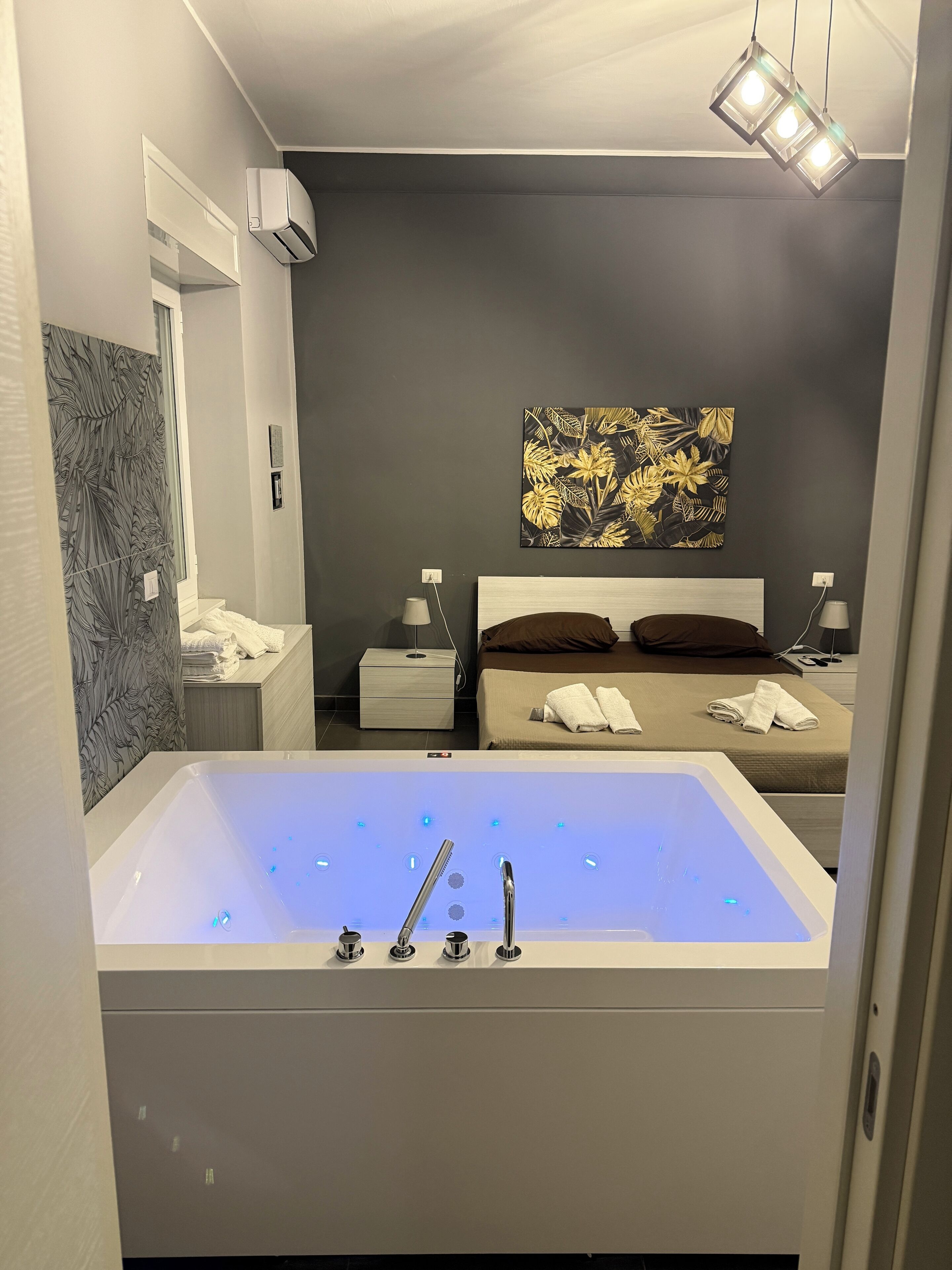 2 makuuhuonetta, tallelokero huoneessa, silitysrauta/-lauta