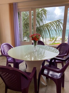 Quarto luxo (6º pax acomodado em rede) | Frigobar, Wi-Fi de cortesia, roupa de cama